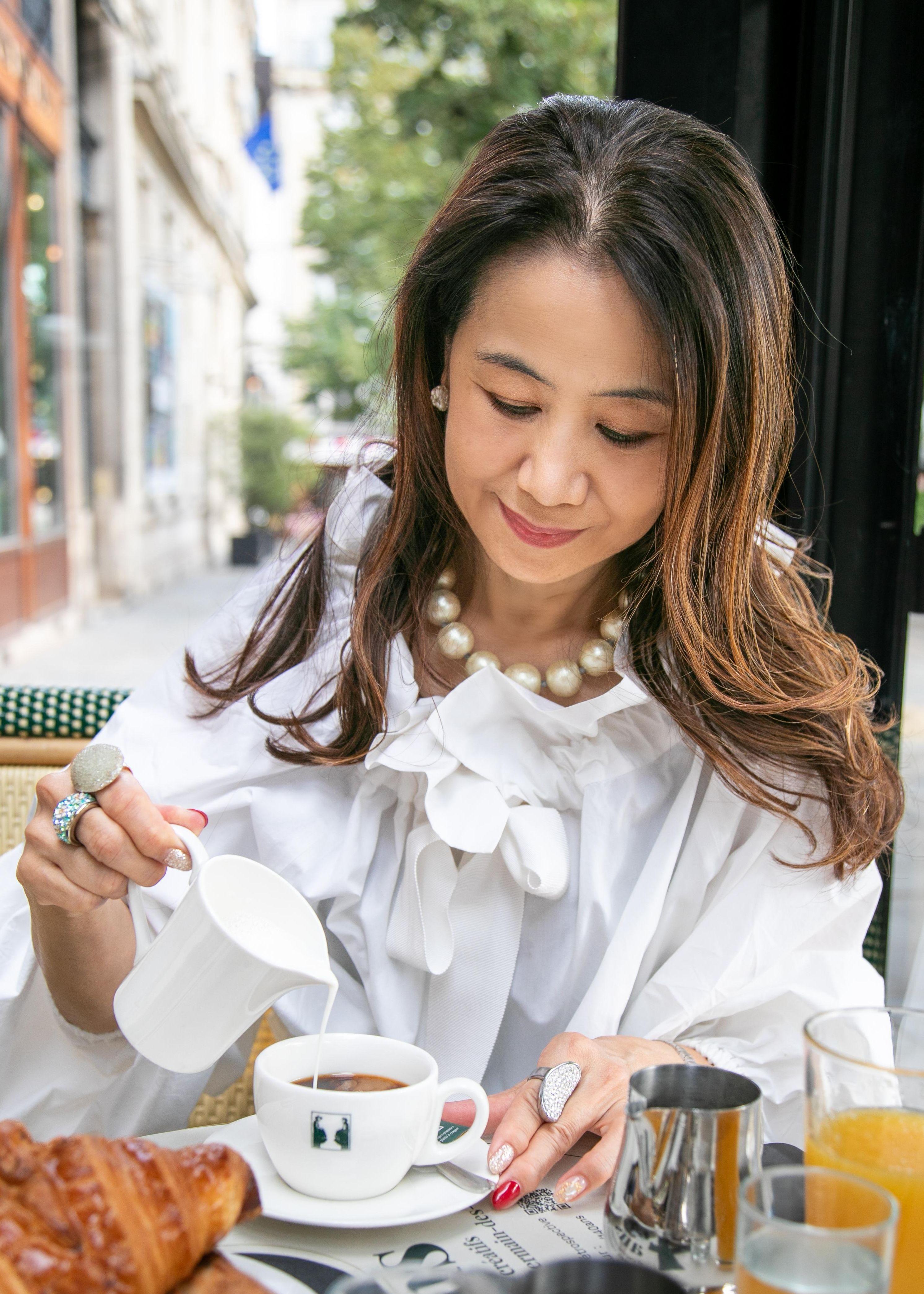 50代の手元に映えるリングを着けて紅茶を入れるシーン