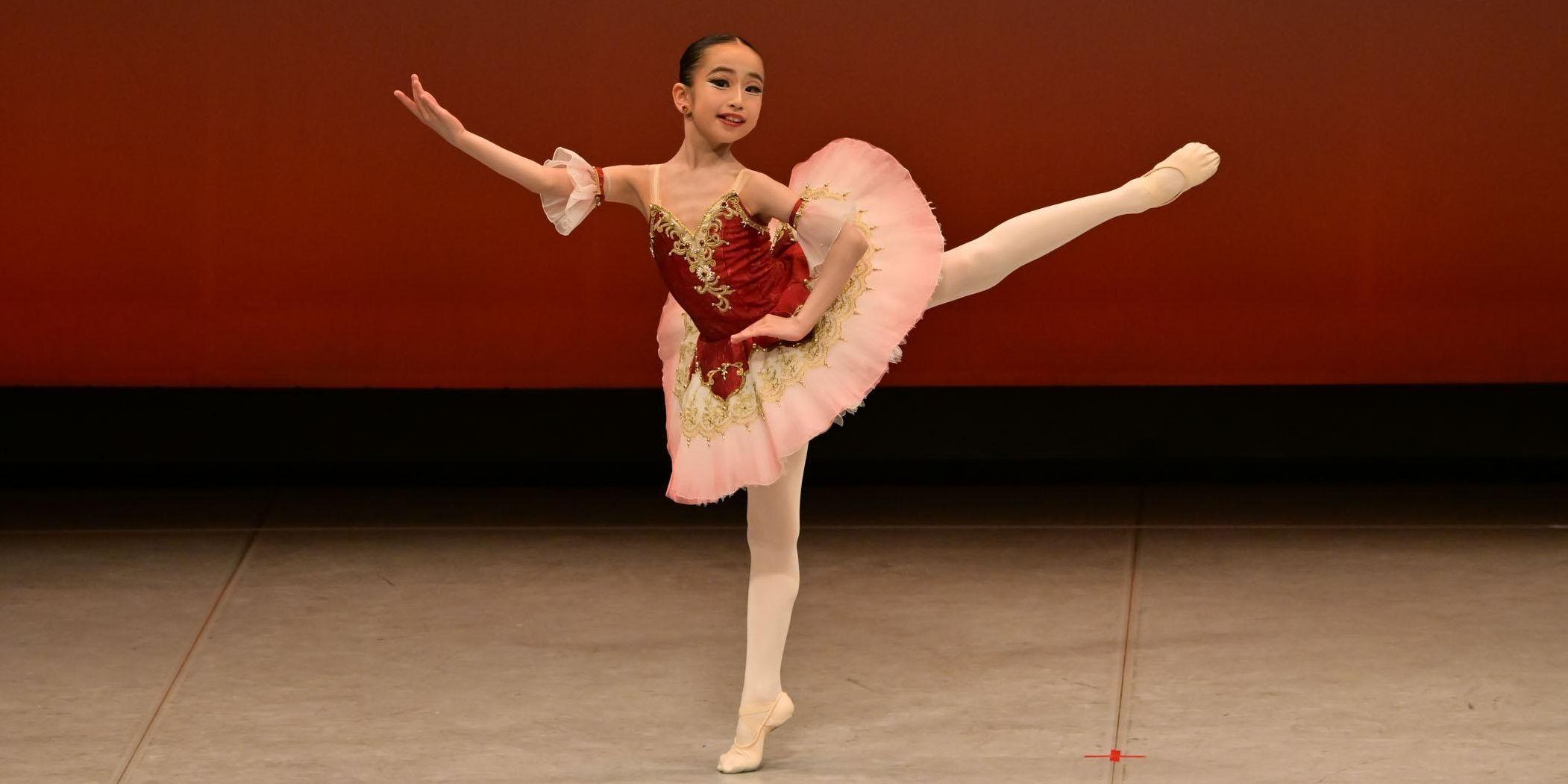 「パキータ」より第5ヴァリエーションを踊る小学4年生の生徒の舞台写真