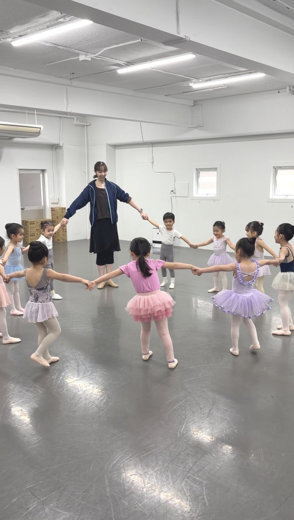プライマリーⅠクラス（3歳～5歳）の講師と楽しむバレエレッスンの風景