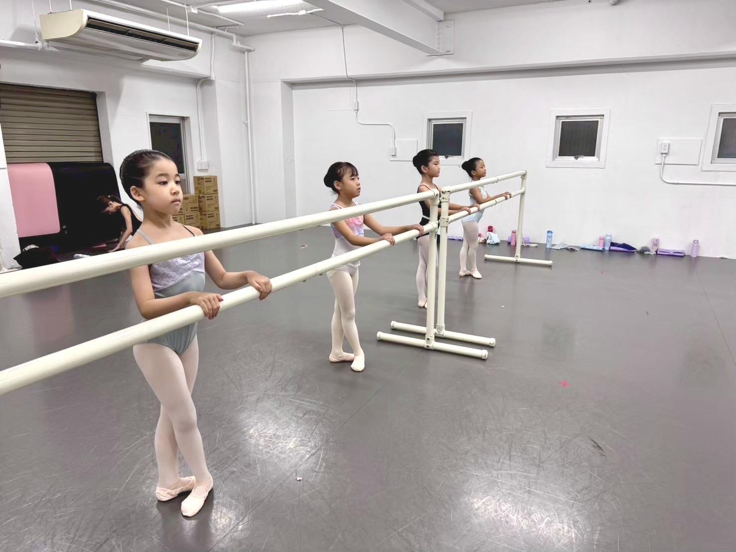 ジュニアⅠクラス（小1・小2）のバーレッスンでバレエの基礎を習う様子