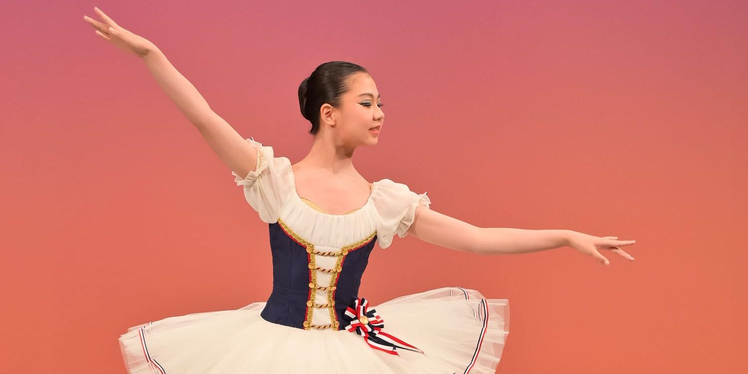 「パリの炎」よりジャンヌのヴァリエーションを踊る小学5年生の生徒の舞台写真