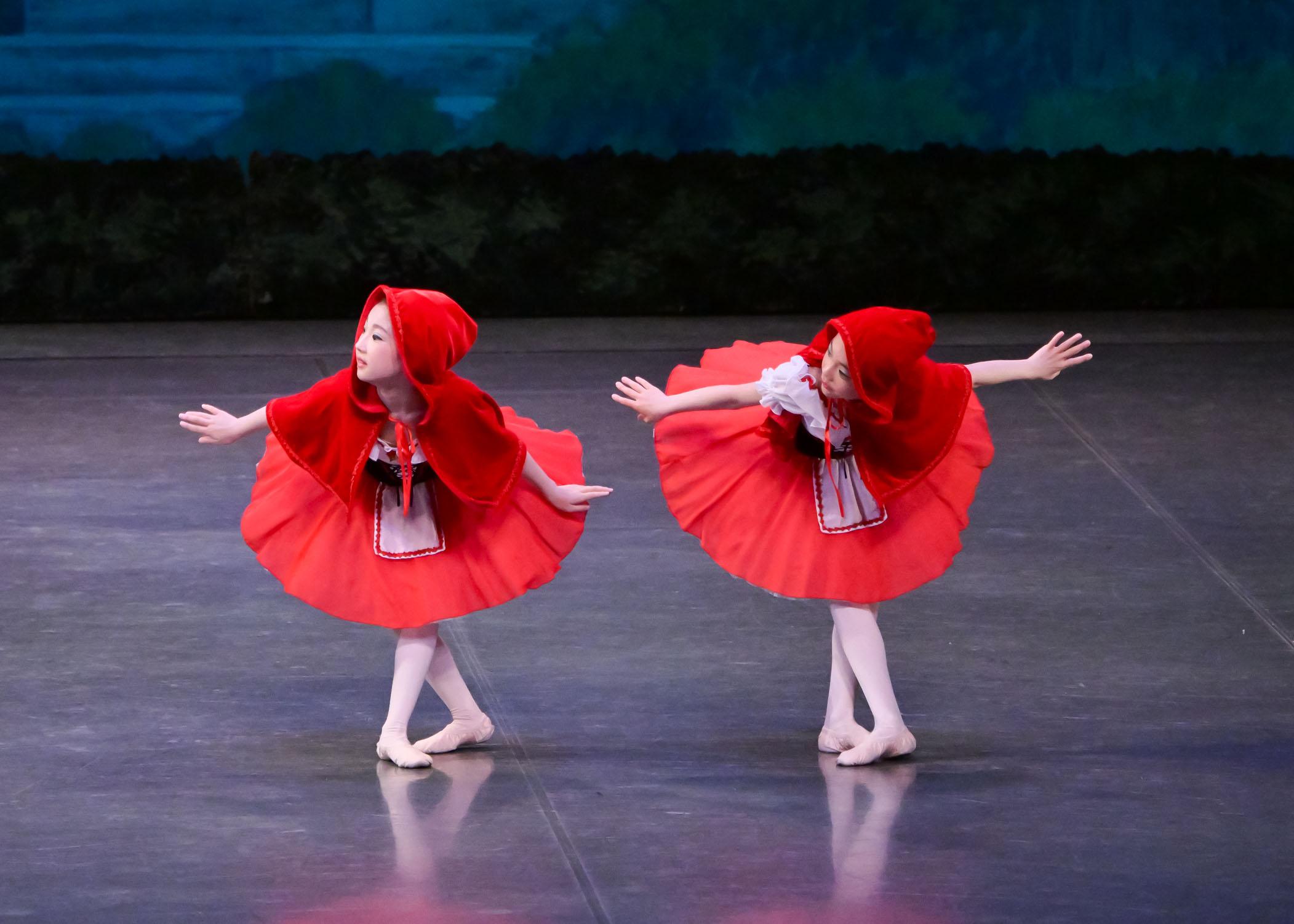 「眠れる森の美女」赤ずきんの踊りの舞台シーン