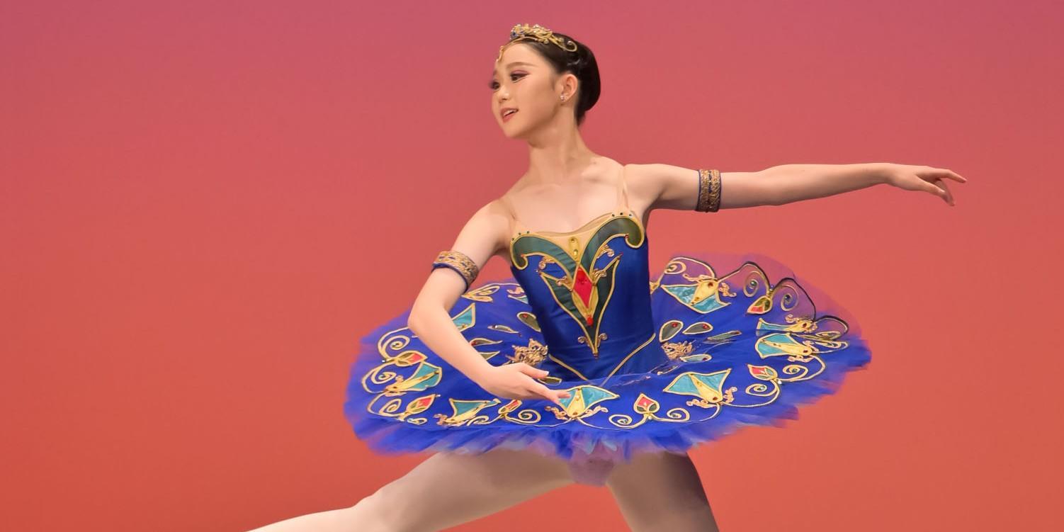 「ファラオの娘」よりアスピシアのヴァリエーションを踊る高校生の生徒の舞台写真