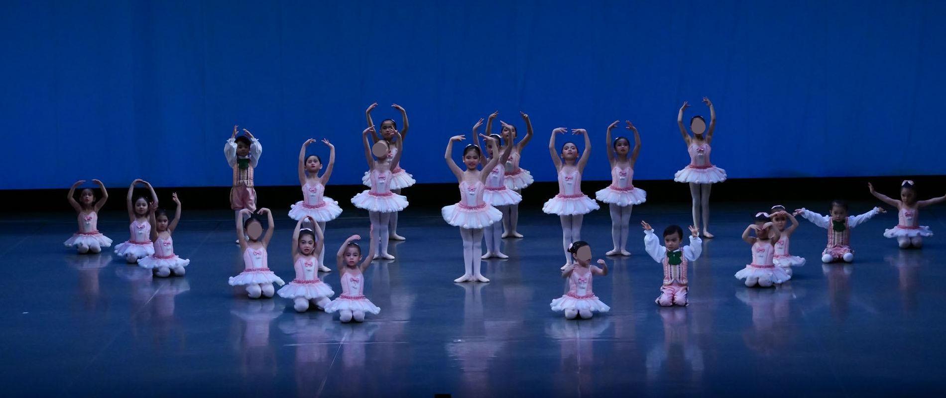 プライマリークラス（3～5歳）の発表会演目の全体舞台写真