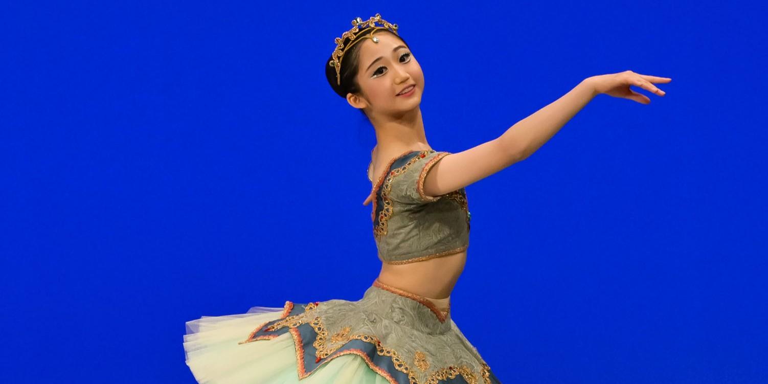 「海賊」よりオダリスク第２ヴァリエーションを踊るプロコースの生徒の舞台写真