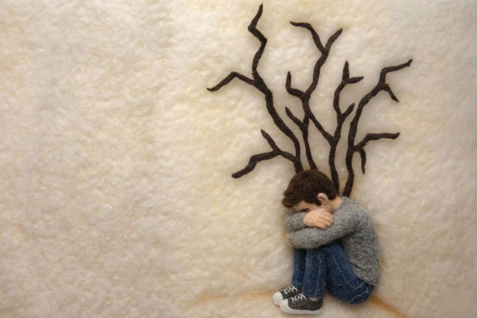 暗い部屋の隅で悲しんでいる様子