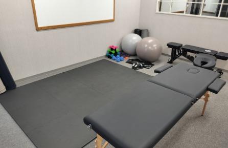 WAHAHA fitness 丹波口店 店内のトレーニングスペース