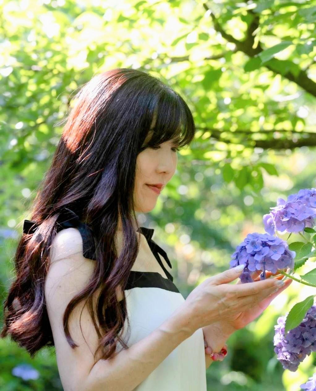 落ち込んでいる女性の画像