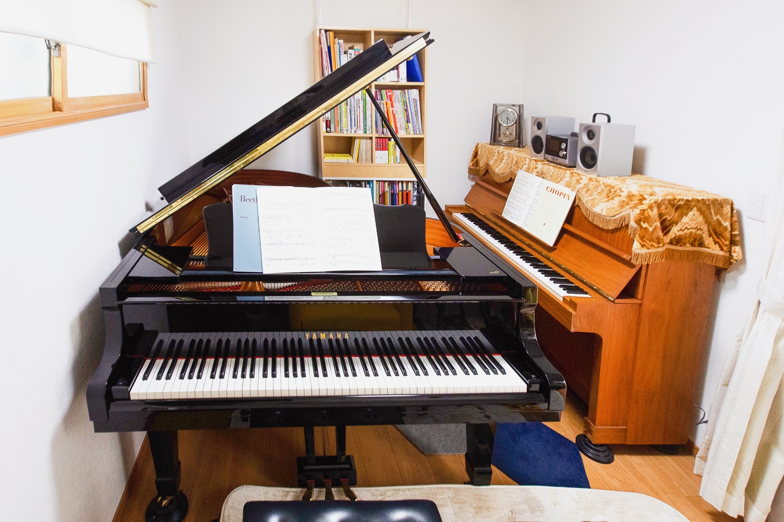 グランドピアノとアップライトピアノのあるレッスン室