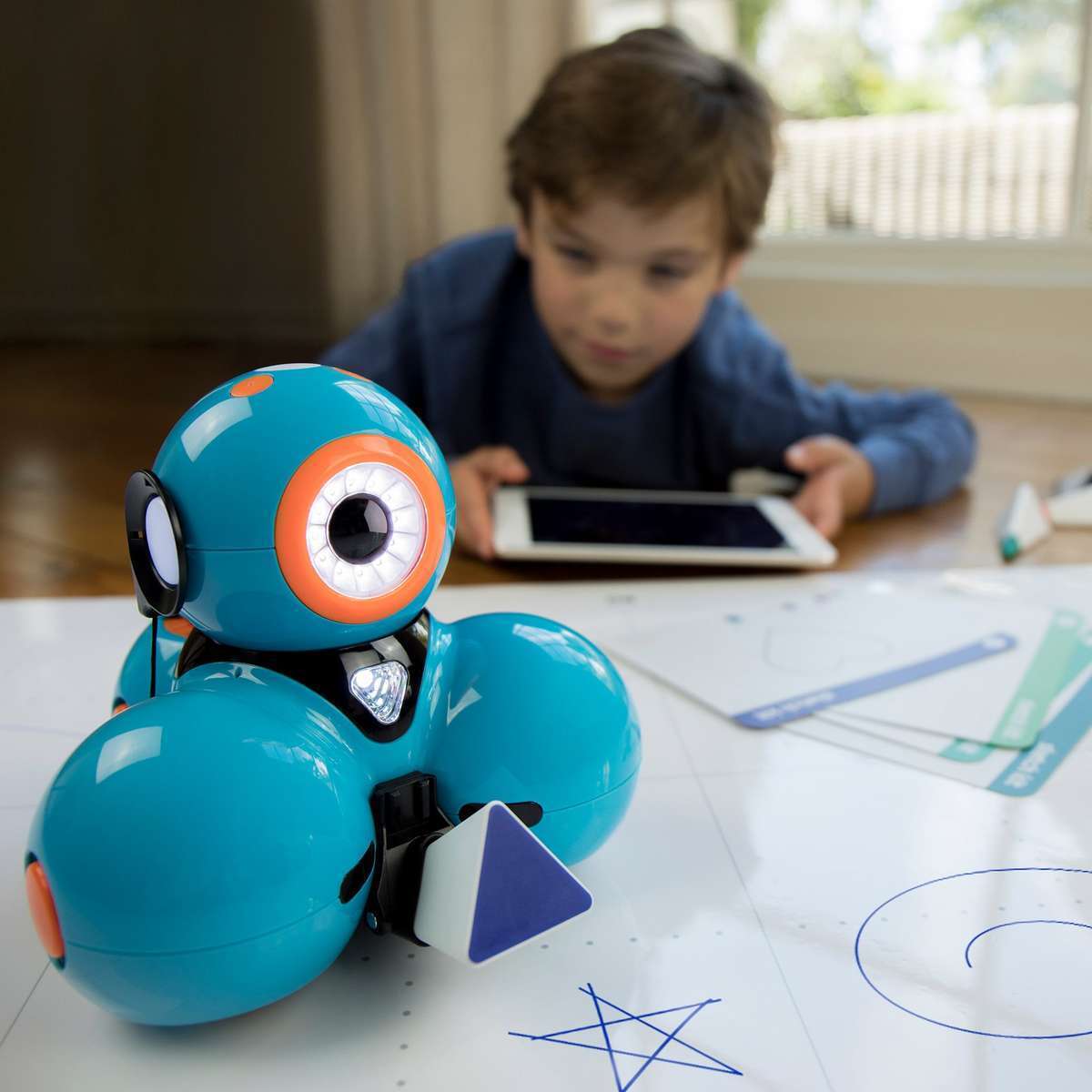 ダッシュロボットをタブレットで操作する子ども