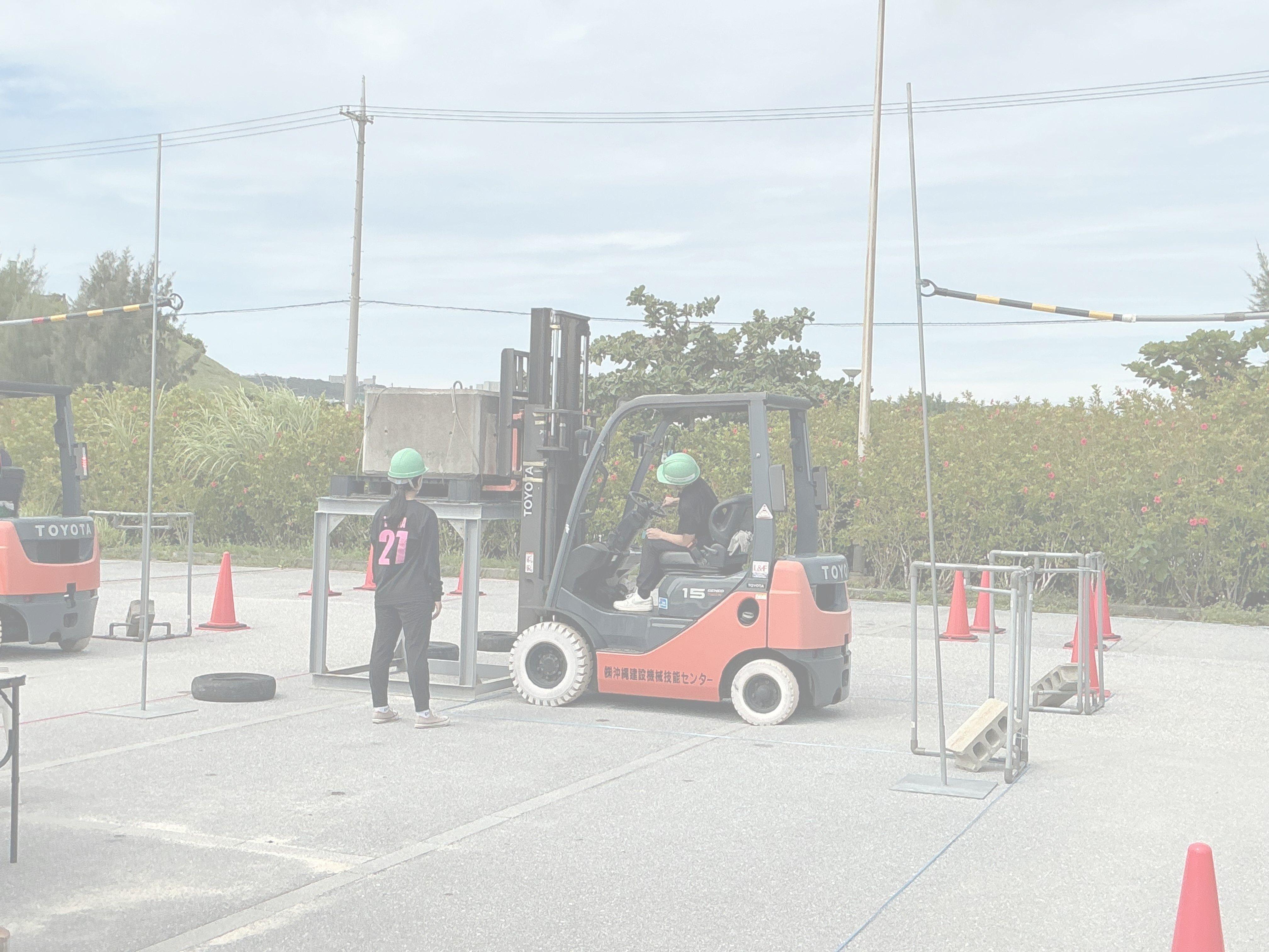 フォークリフト・小型移動式クレーン・玉掛け技能講習（沖縄建設機械技能センター）