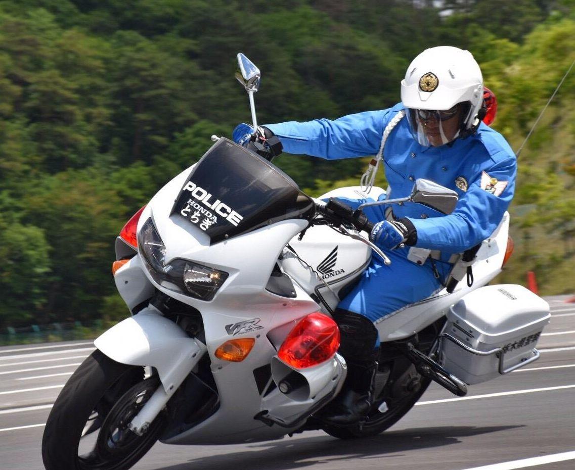 カーブを曲がる白バイ隊員