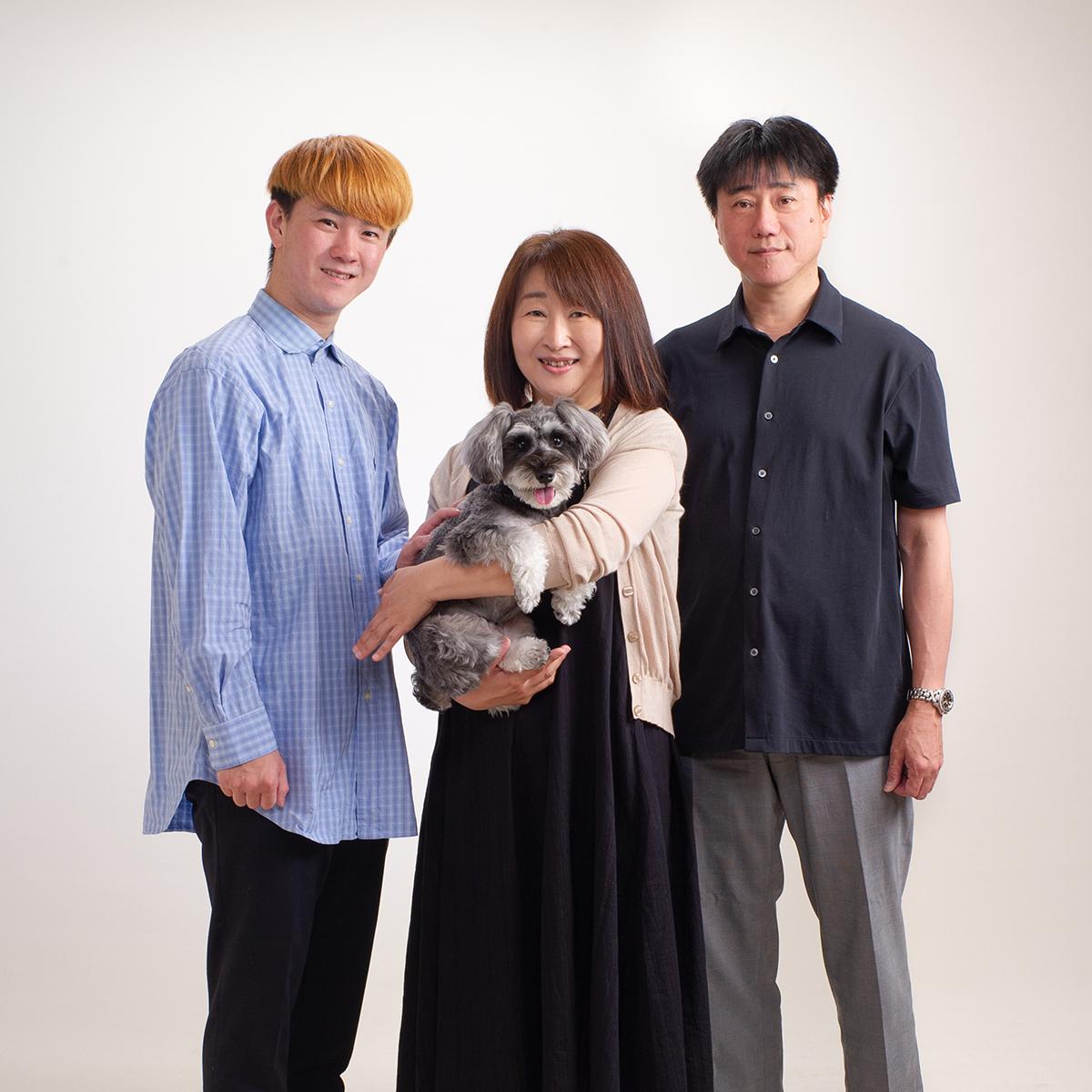高槻のフォトスタジオでペットと一緒に記念写真撮影
