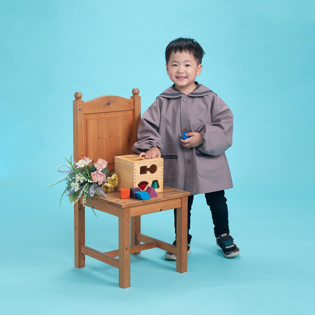 高槻のフォトスタジオで制服を着て卒園記念写真撮影