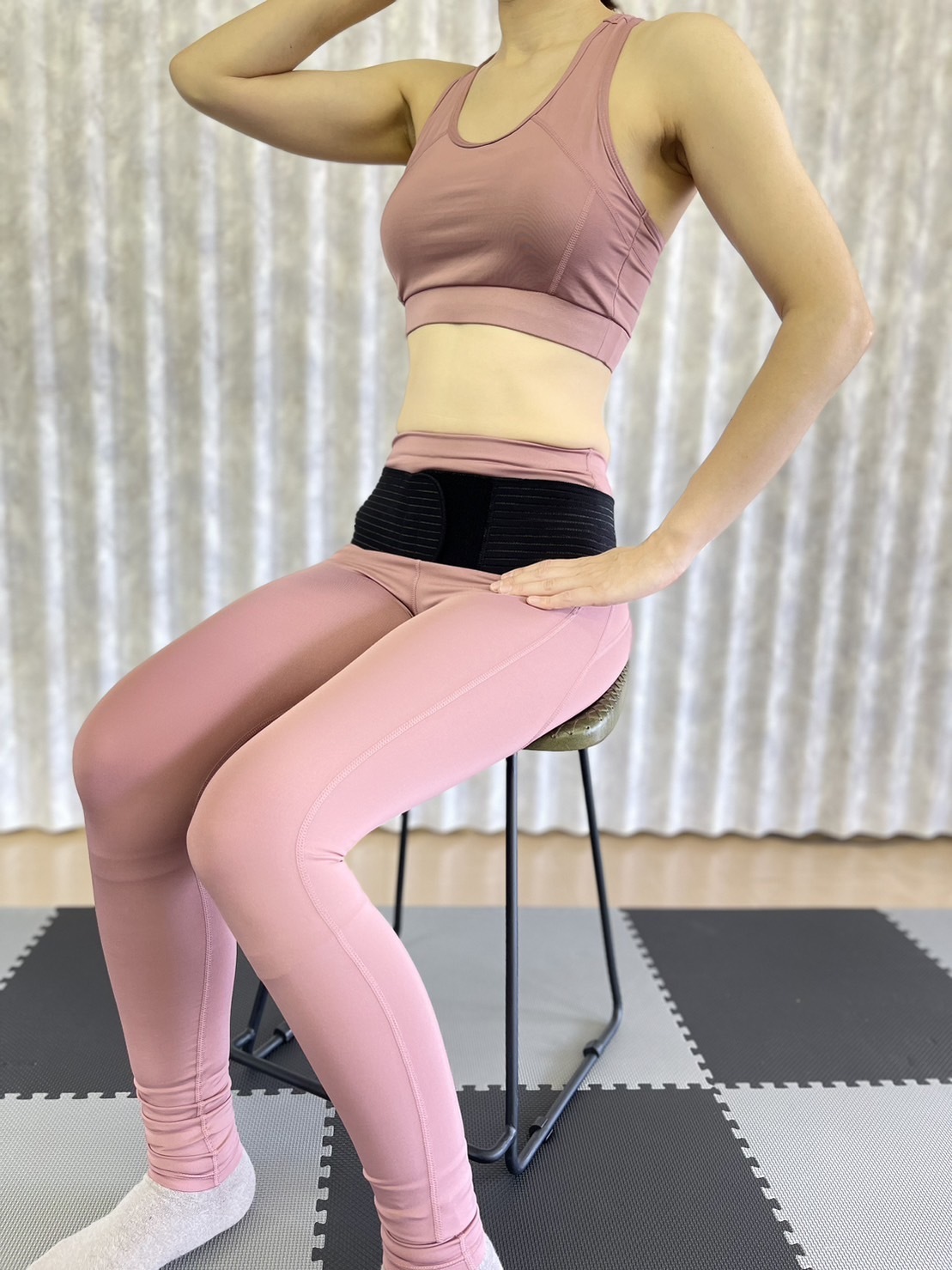 座った状態での骨盤ベルトの装着