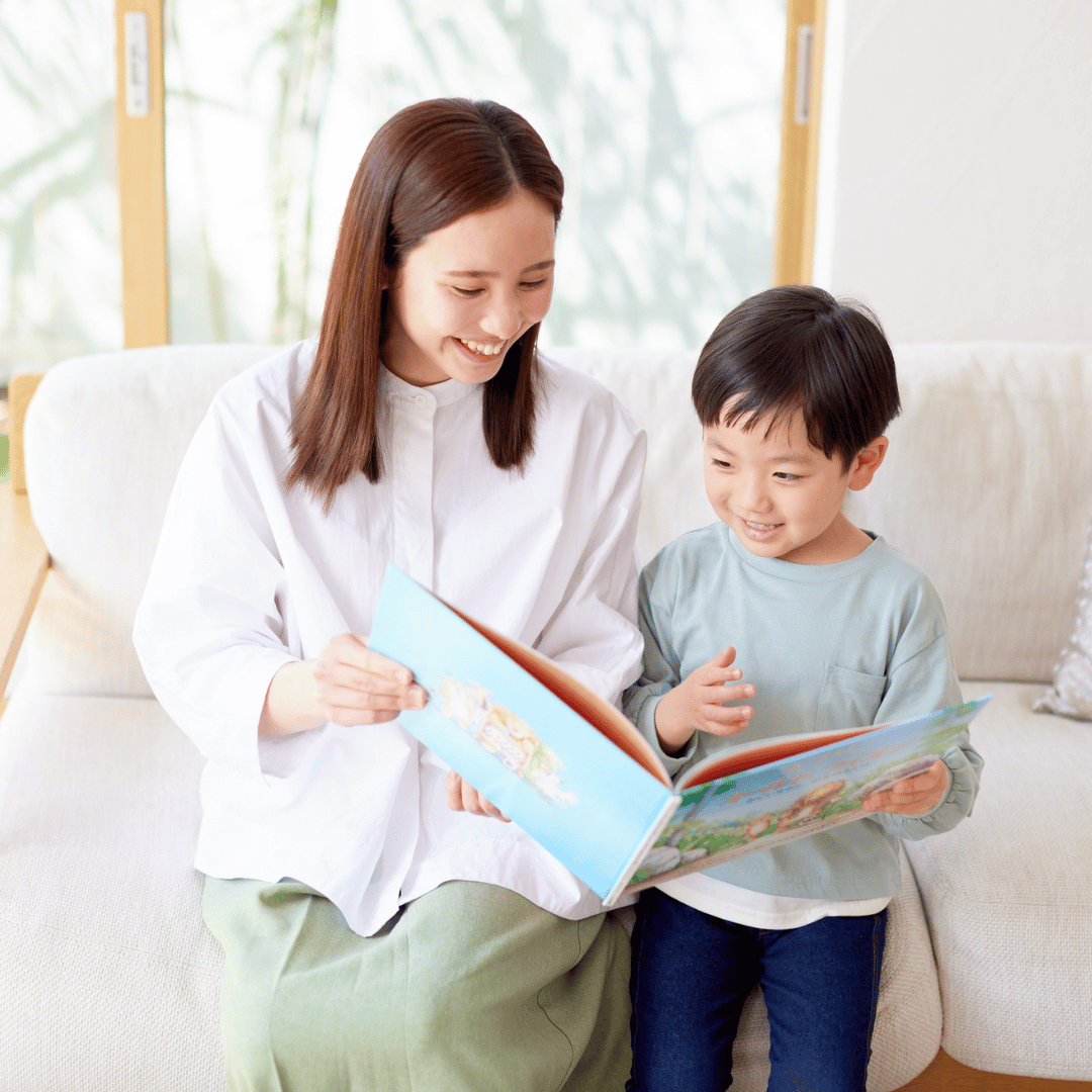 絵本を読みながら笑顔で過ごす親子の様子