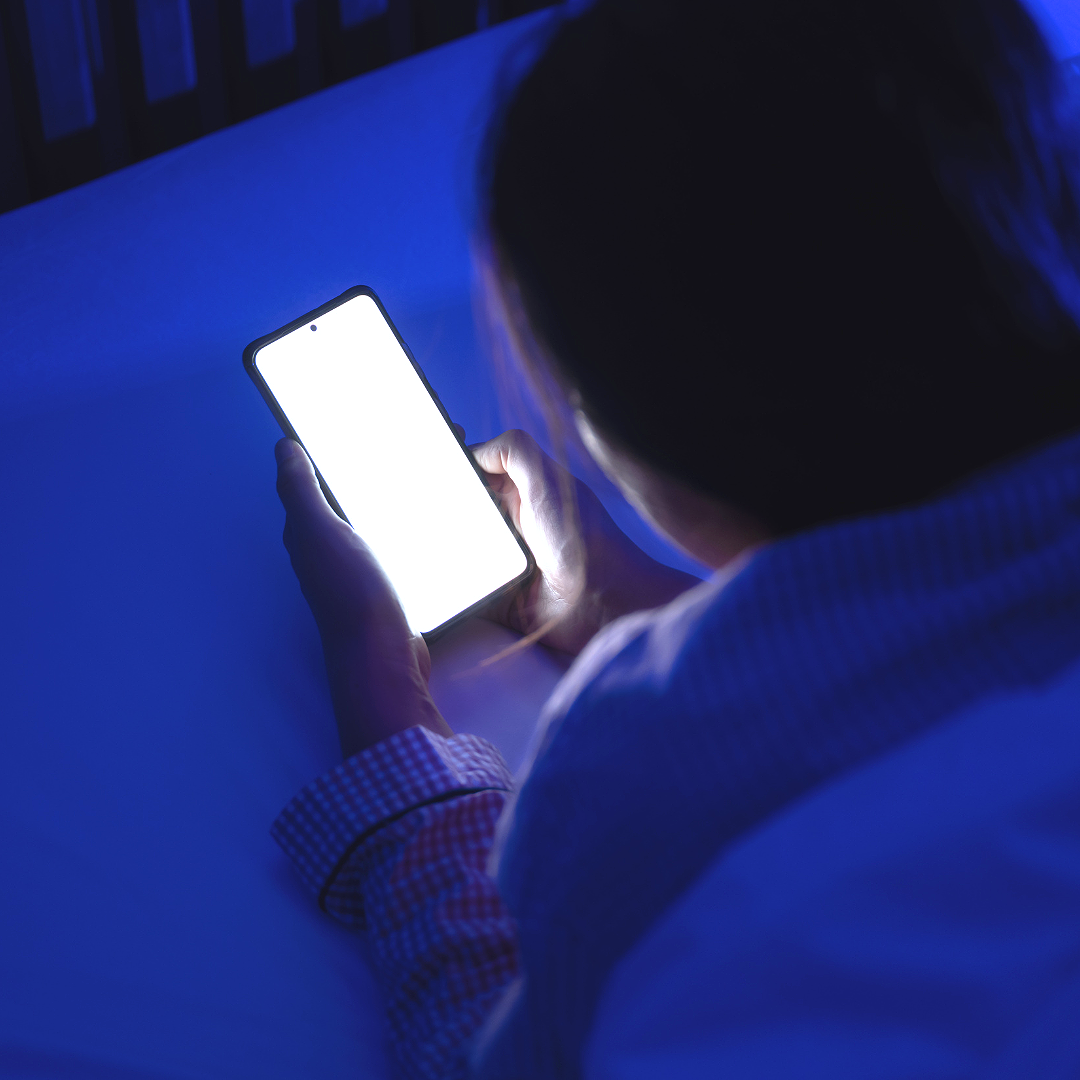 夜になっても眠れず、生活リズムが崩れている状態のイメージ