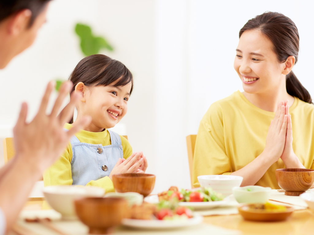 笑顔で食卓を囲み、穏やかに会話する家族