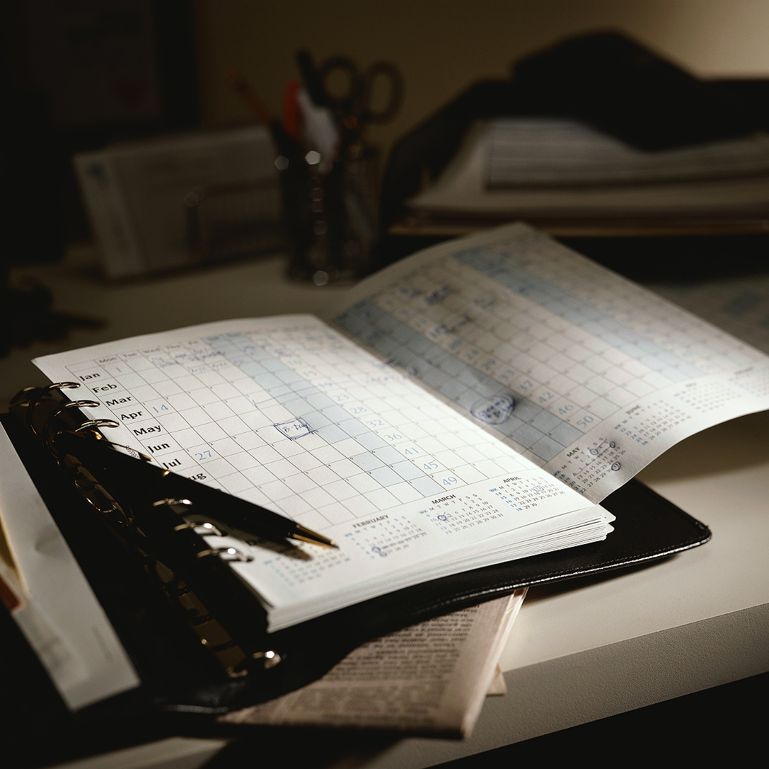 手帳に書かれた予定を前に考え込む様子｜予期不安や不安症で先の予定や判断が頭から離れにくい日常のイメージ