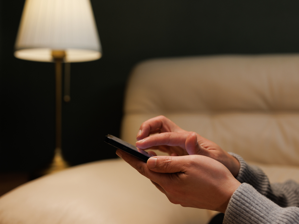 パニック症の不安を抱えながら、自宅で静かにスマートフォンから状態整理を行っている様子