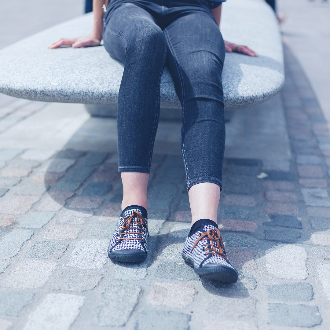 慢性的な疲労感や力が抜けた感じが続き、座って休んでいる様子