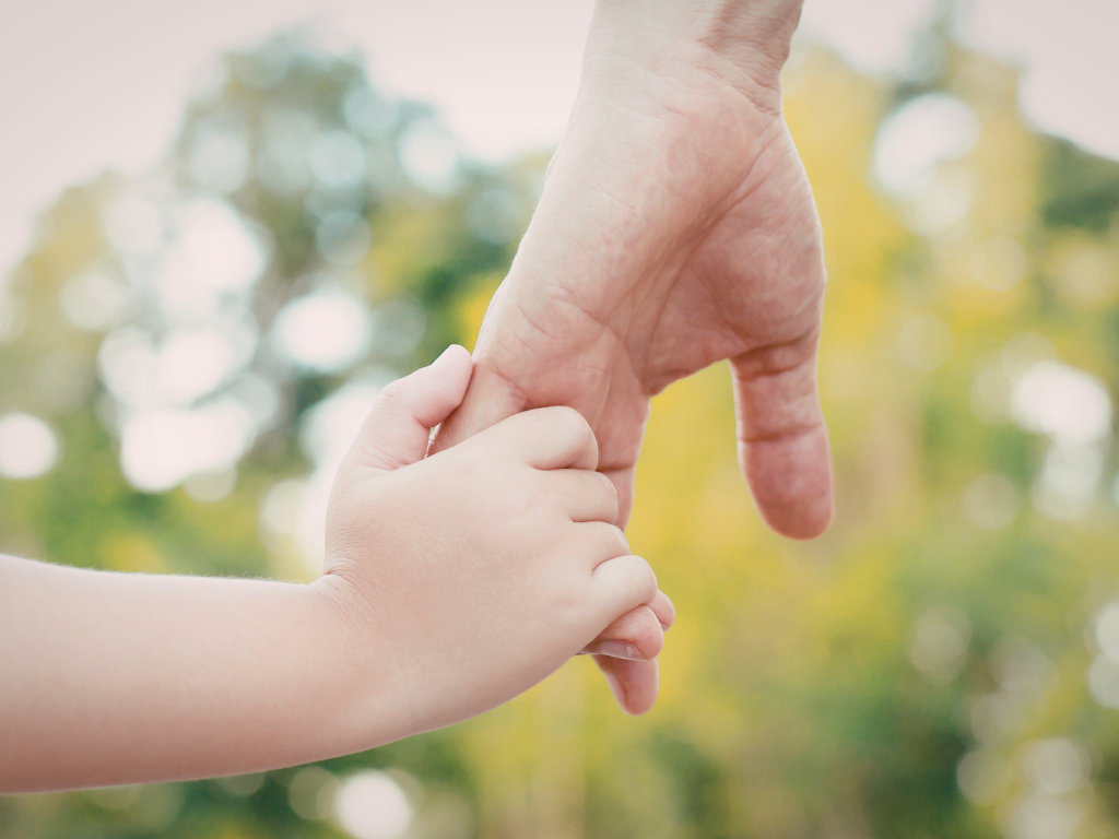 親子が手をつないで歩くイメージ。親子コンディショニングの安心感とつながりを表す写真。