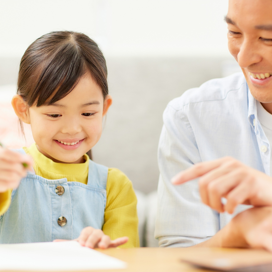 家族3人がソファで笑顔になっている団らんシーン。家庭での関わり方が整い安心感が高まった状態。