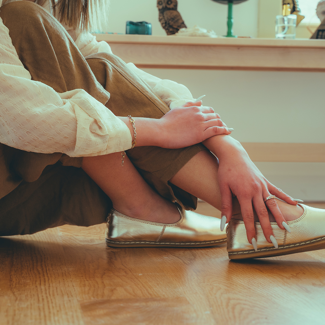 動悸や息苦しさ、過呼吸のような感覚で、その場に座り込んで耐えている様子