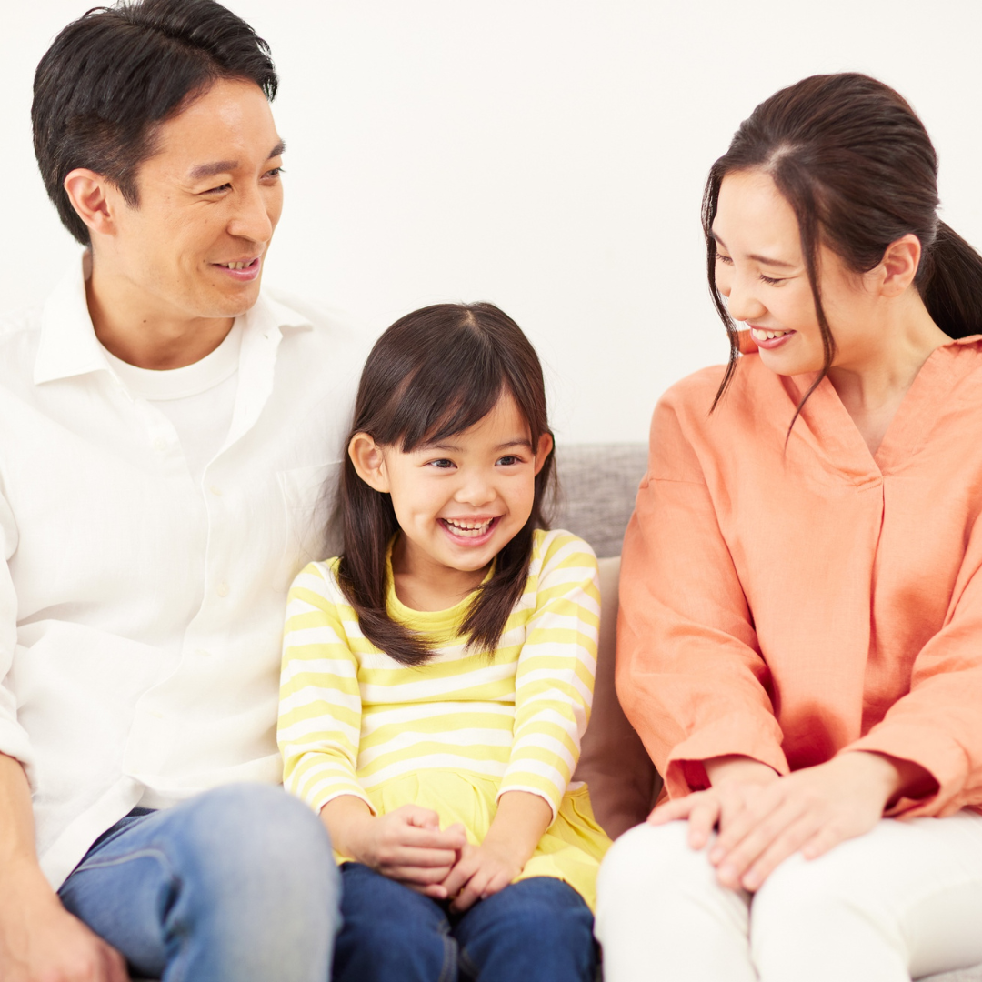 笑顔で会話する日本人の親子。家族コンディショニングによって安心して関われている状態のイメージ。