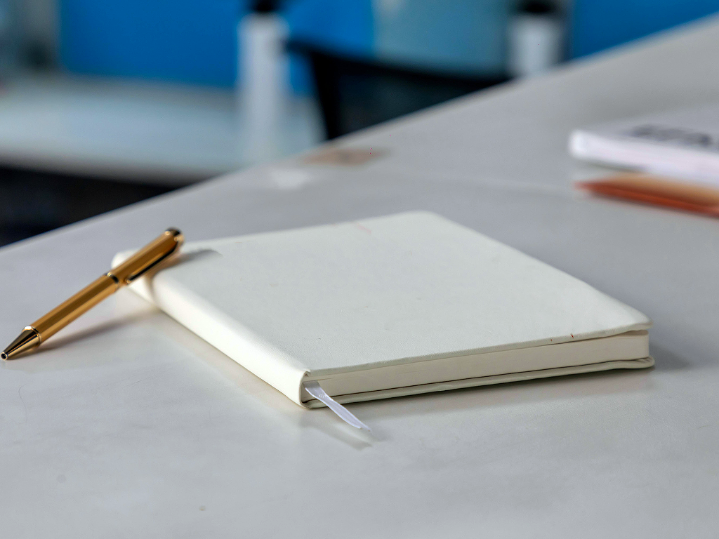 パニック症のつらさや日常の負担を整理し、状態を言葉にして書き出すイメージ