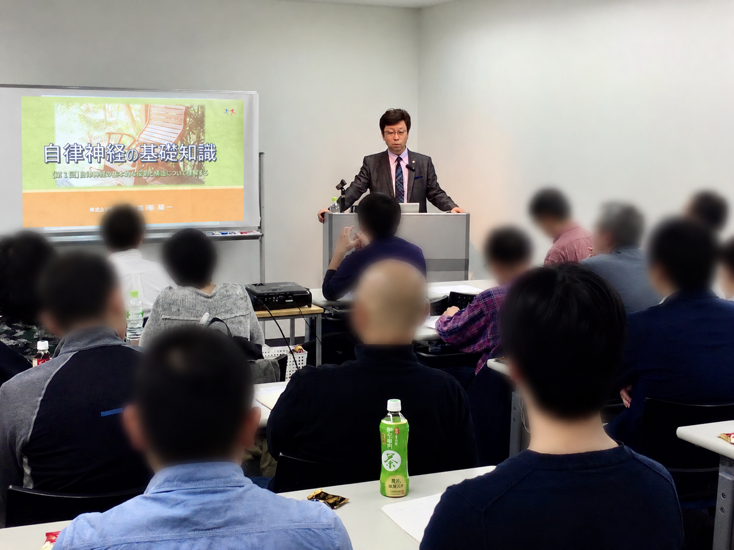 自律調整師認定講座で自律神経の基礎知識を学ぶ講座風景