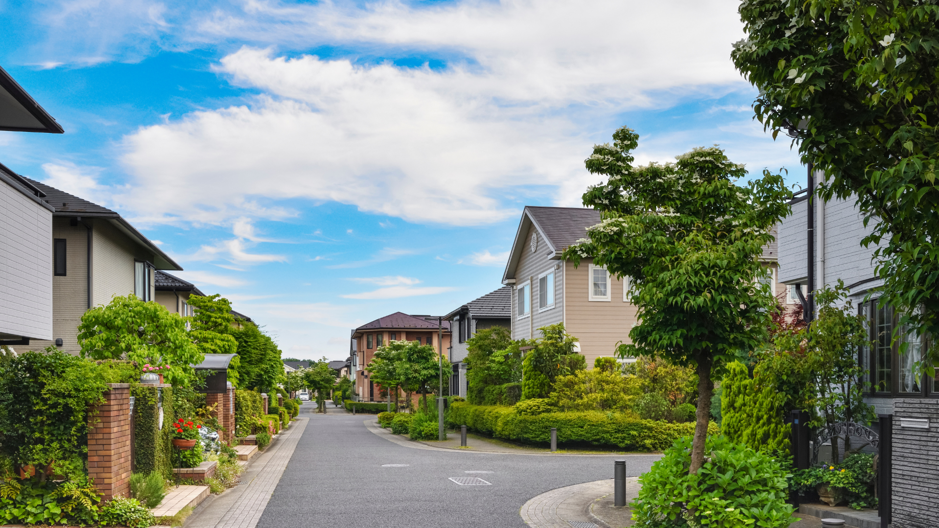 千葉市緑区の子育て世代が多く暮らす住宅街をイメージした写真。落ち着いたニュータウンの雰囲気を表す地域性ブロック用のイメージ。