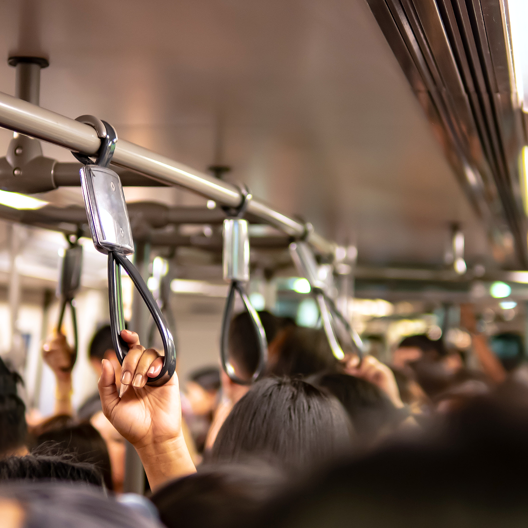 混雑した電車内でつり革を握る様子｜パニック症で移動中に不安や緊張が高まりやすい日常の場面
