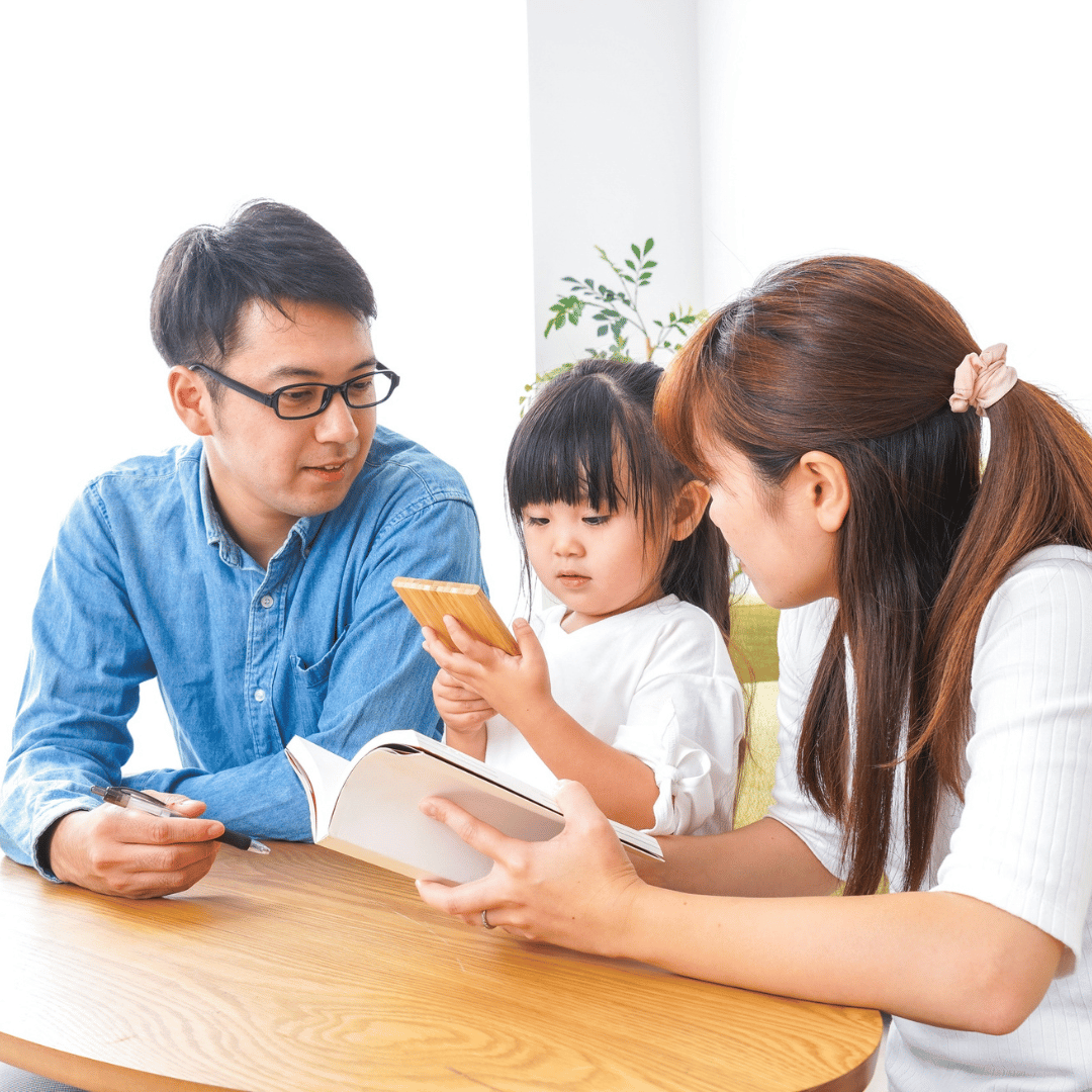 親が子どもの様子を落ち着いて見守りながら会話しているシーン。親子の感じ方や反応の違いを理解するイメージ。