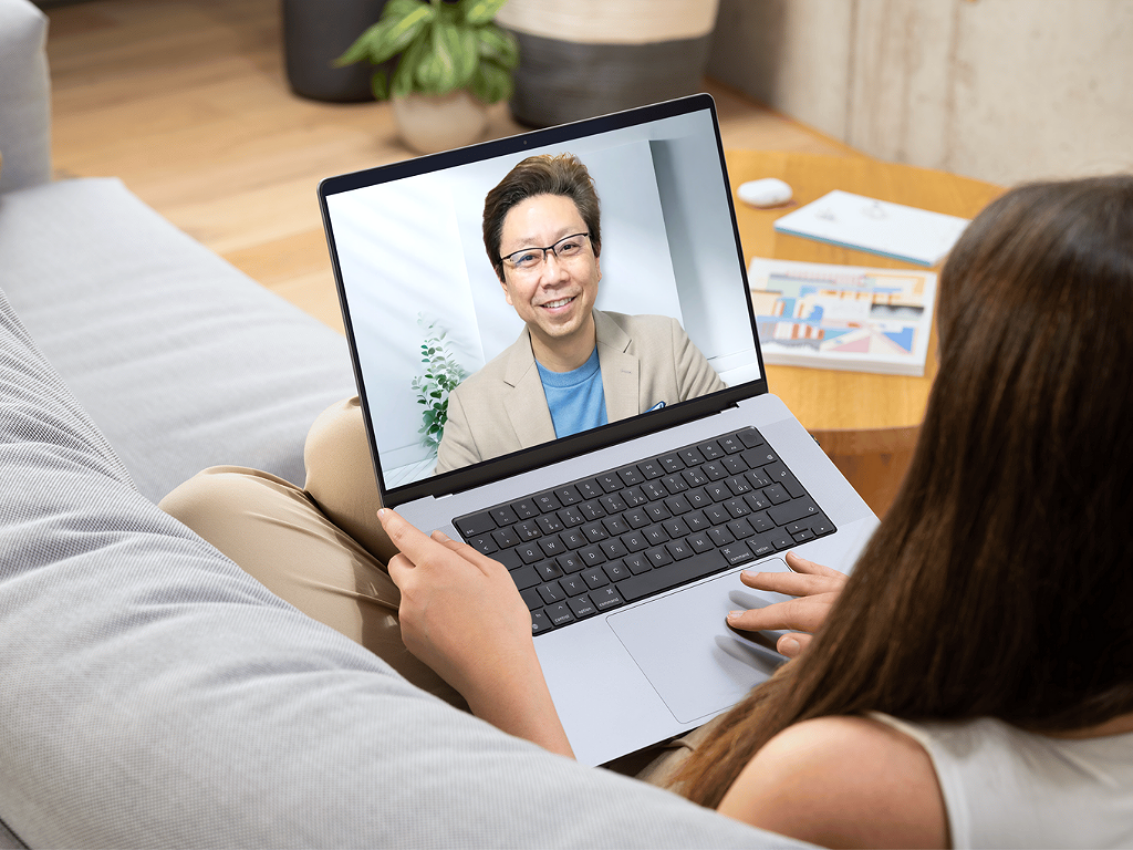 パニック症リカバリーセンターのオンライン初回セッションで、落ち着いた雰囲気の中、状態整理を行っている様子