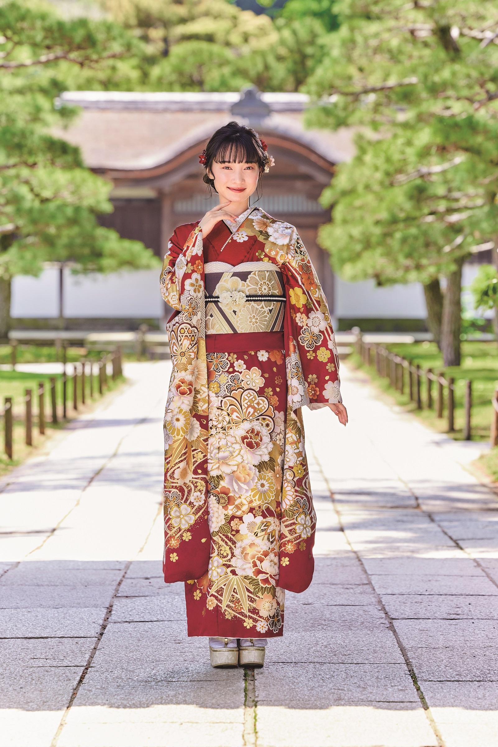 振袖A2010　周りの目を引き付ける薔薇尽くしでより一層の華やかさを。赤地の振袖。