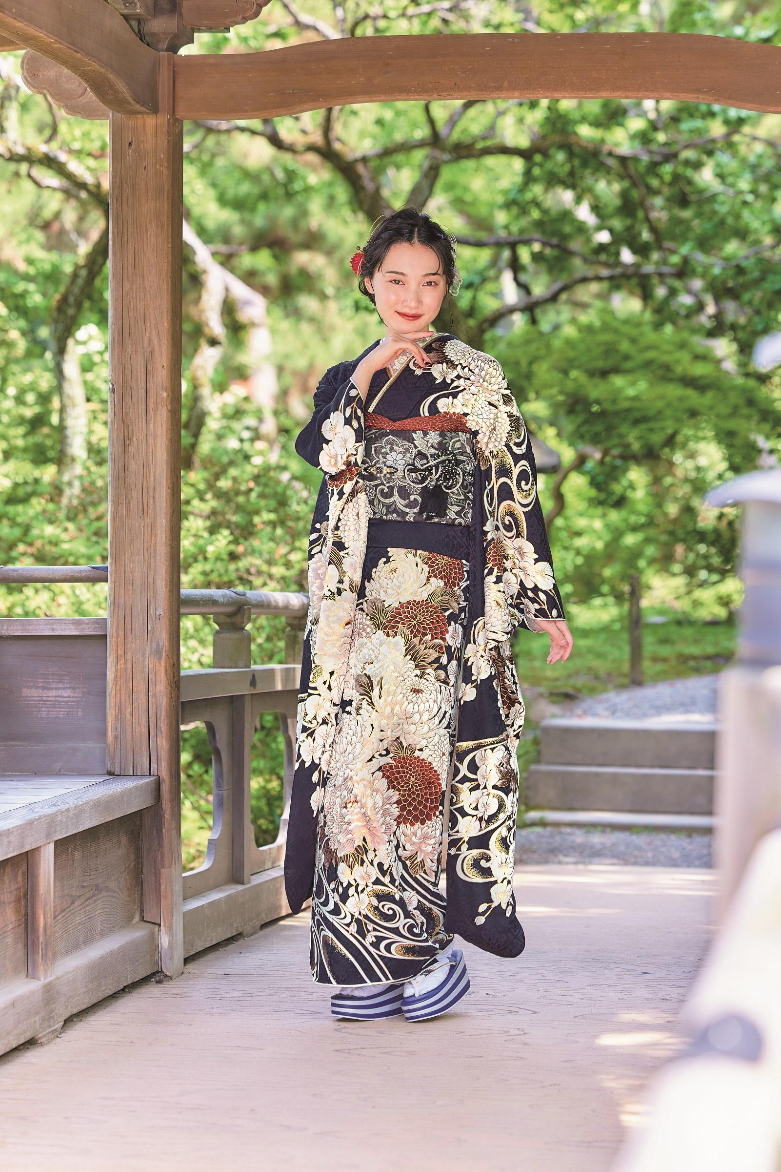 紺地に白の桜や菊柄の振袖