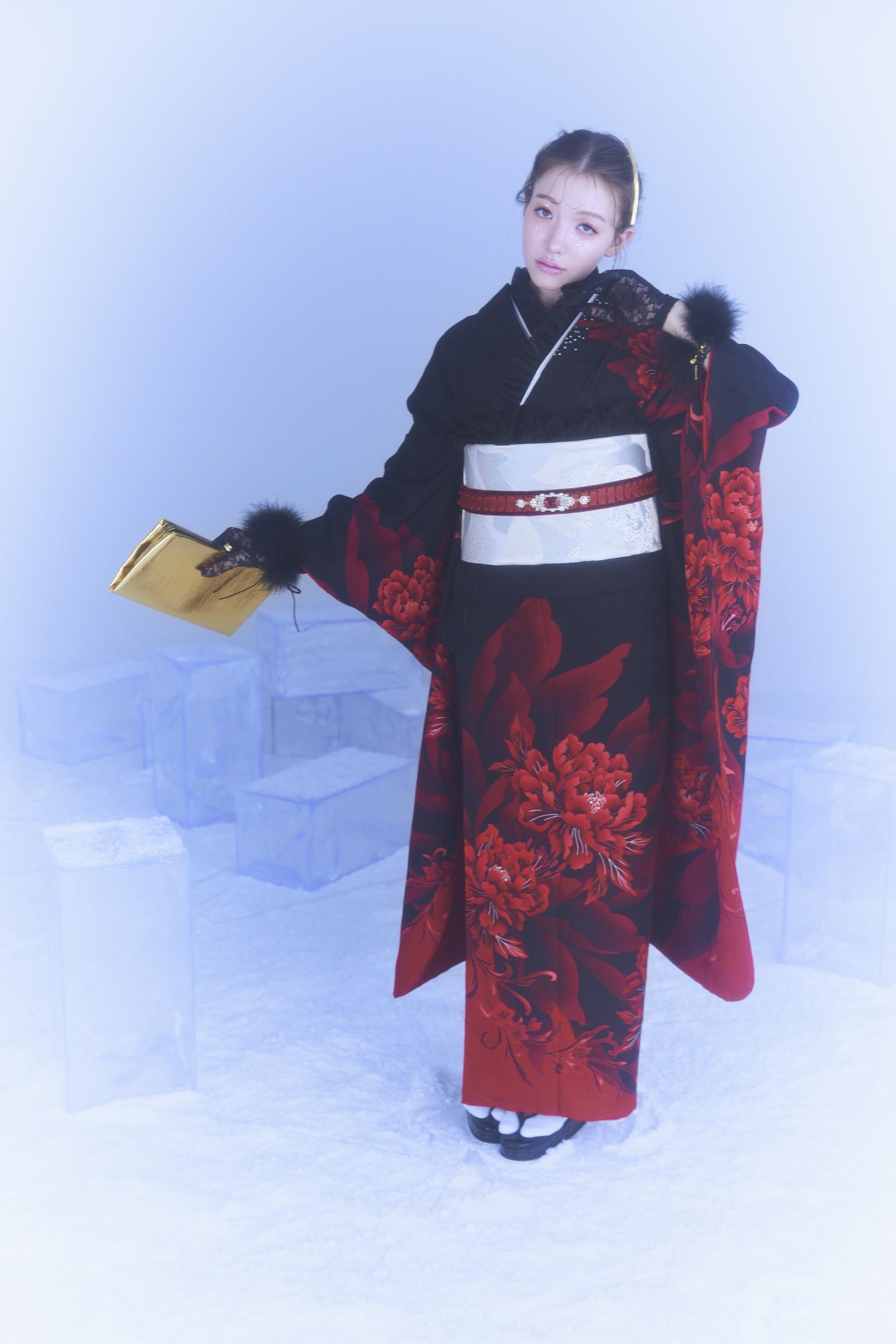 振袖A2012　彩数を抑えたまとまりおある仕上がりに心も弾む。薄ピンク地の振袖