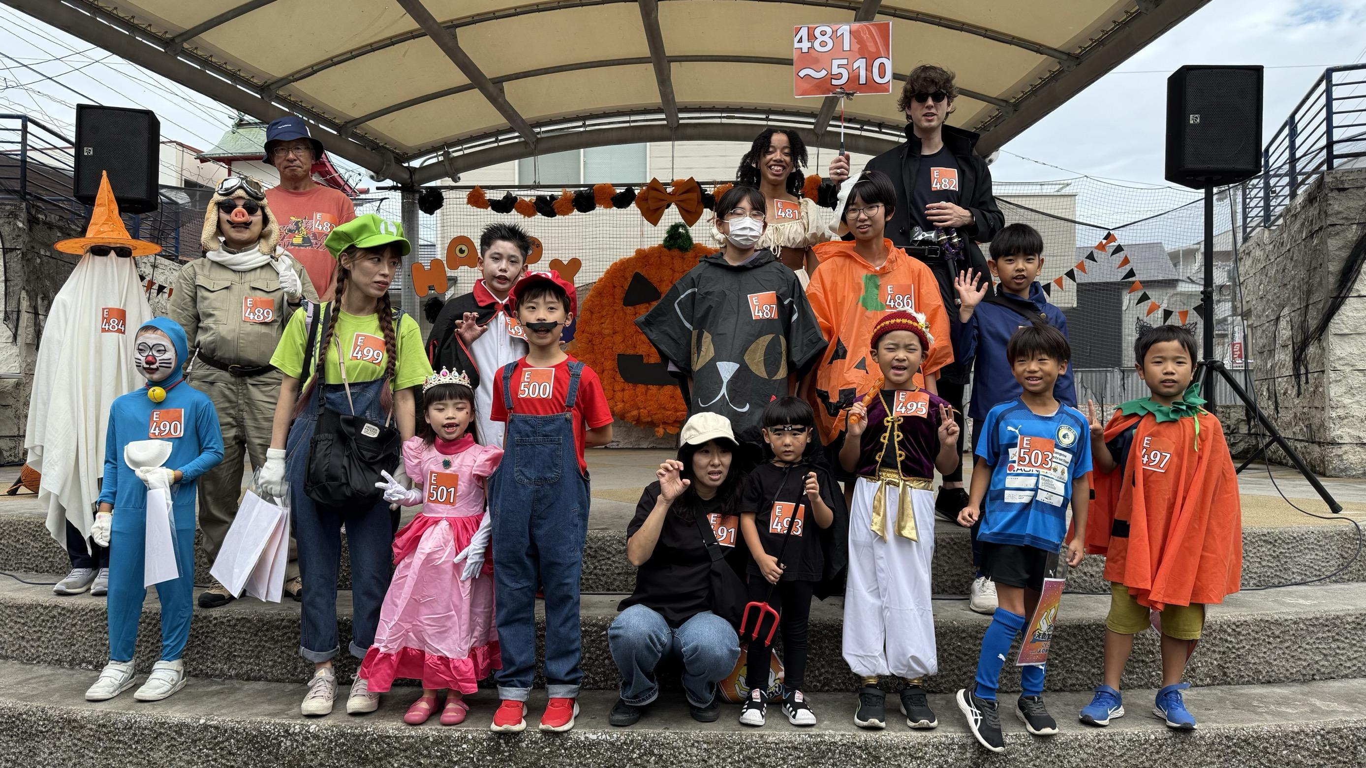 仮装したハロウィン参加者