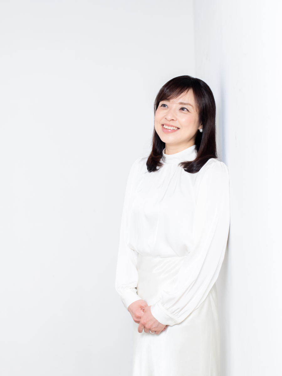 「こんな方におすすめ」セクション、白い壁の前で優しく微笑むフリーアナウンサー柳澤亜弓の写真。