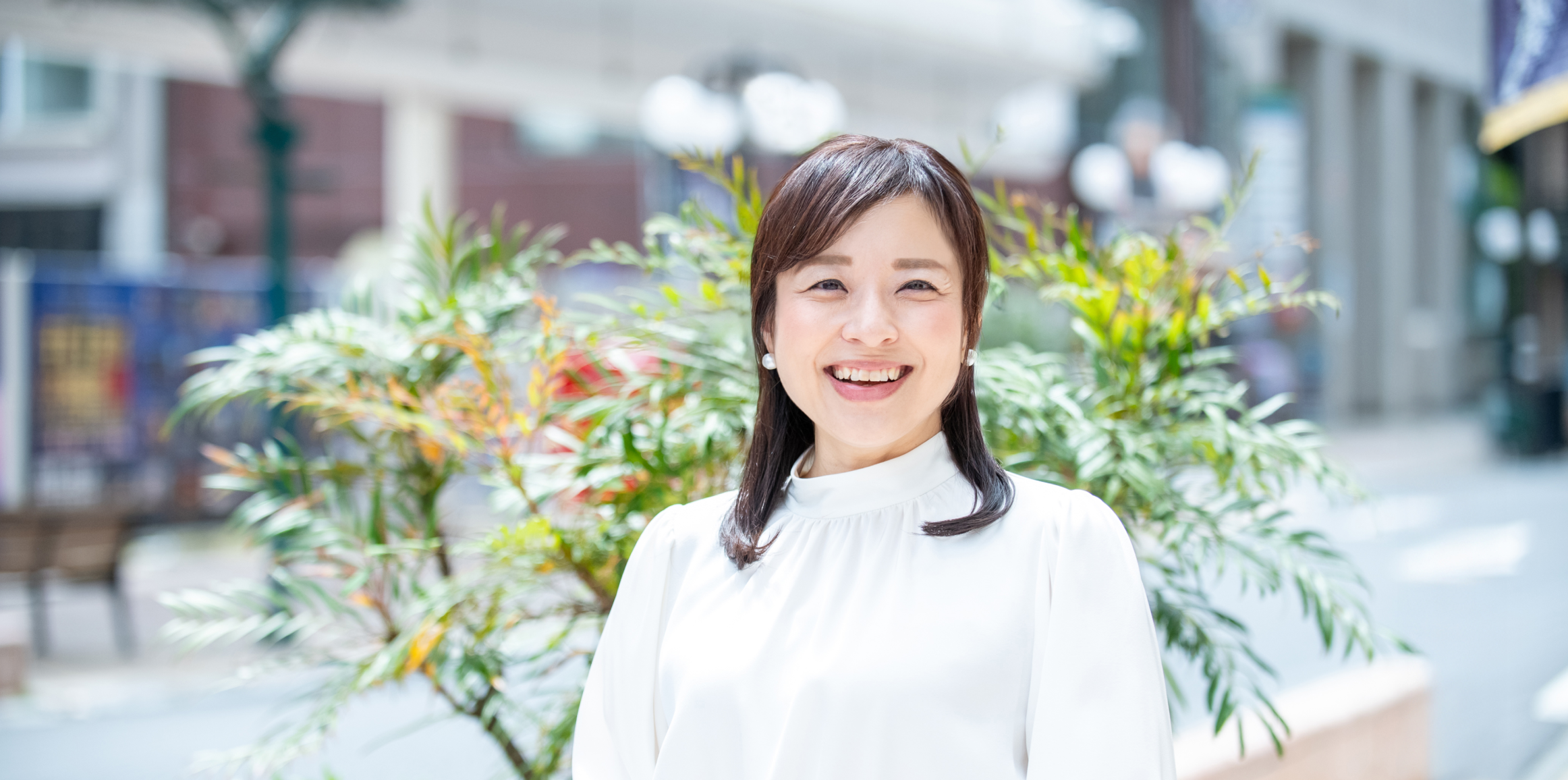 静岡のフリーアナウンサー・司会・企業研修、柳澤亜弓の公式ホームページメインビジュアル。笑顔のポートレート写真。