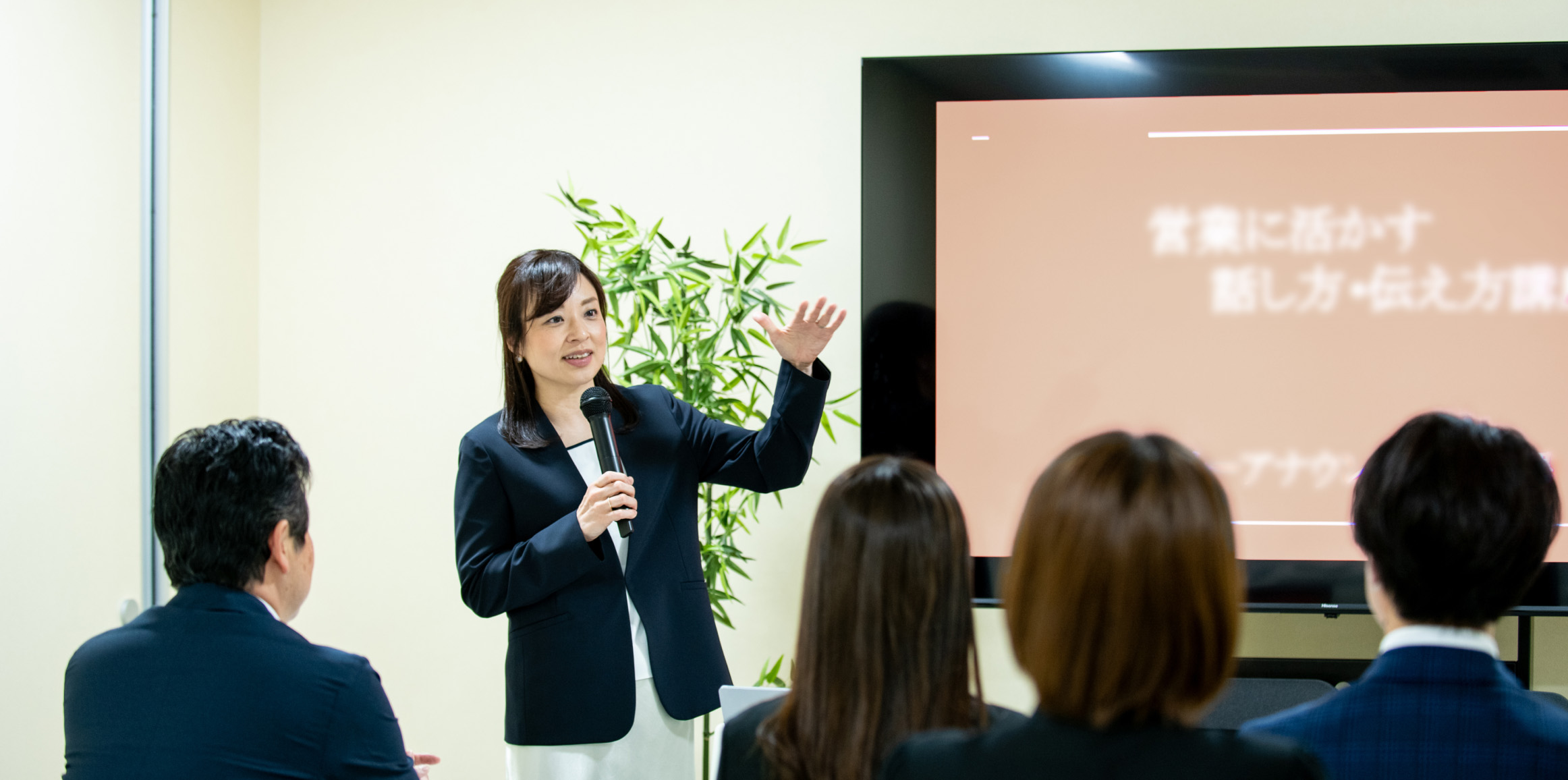 フリーアナウンサー柳澤亜弓による企業研修・話し方講座の様子。