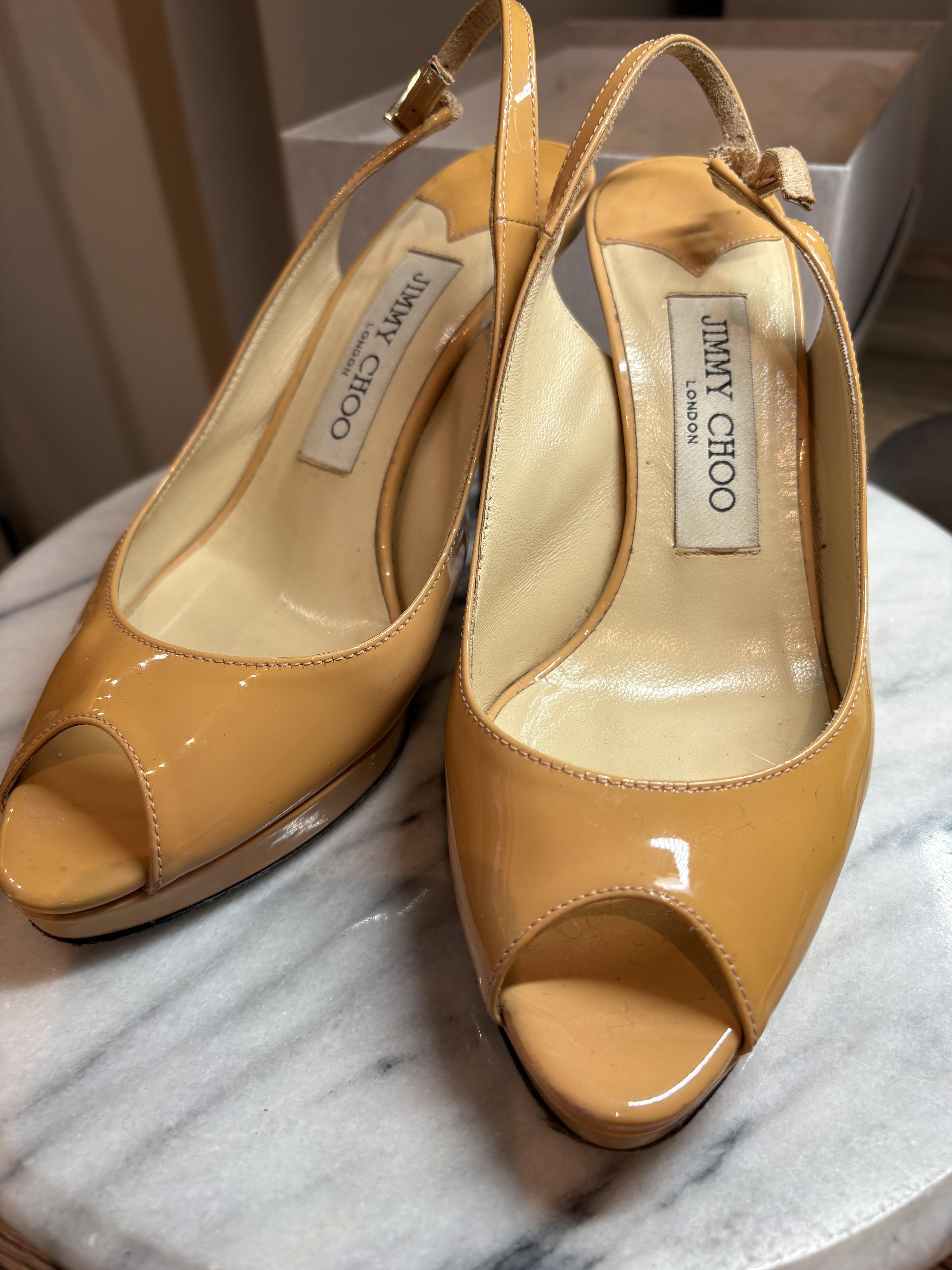 ＪＩＭＭＹ ＣＨＯＯ エナメルベージュオープントゥバックストラップパンプス35ハーフの商品画像