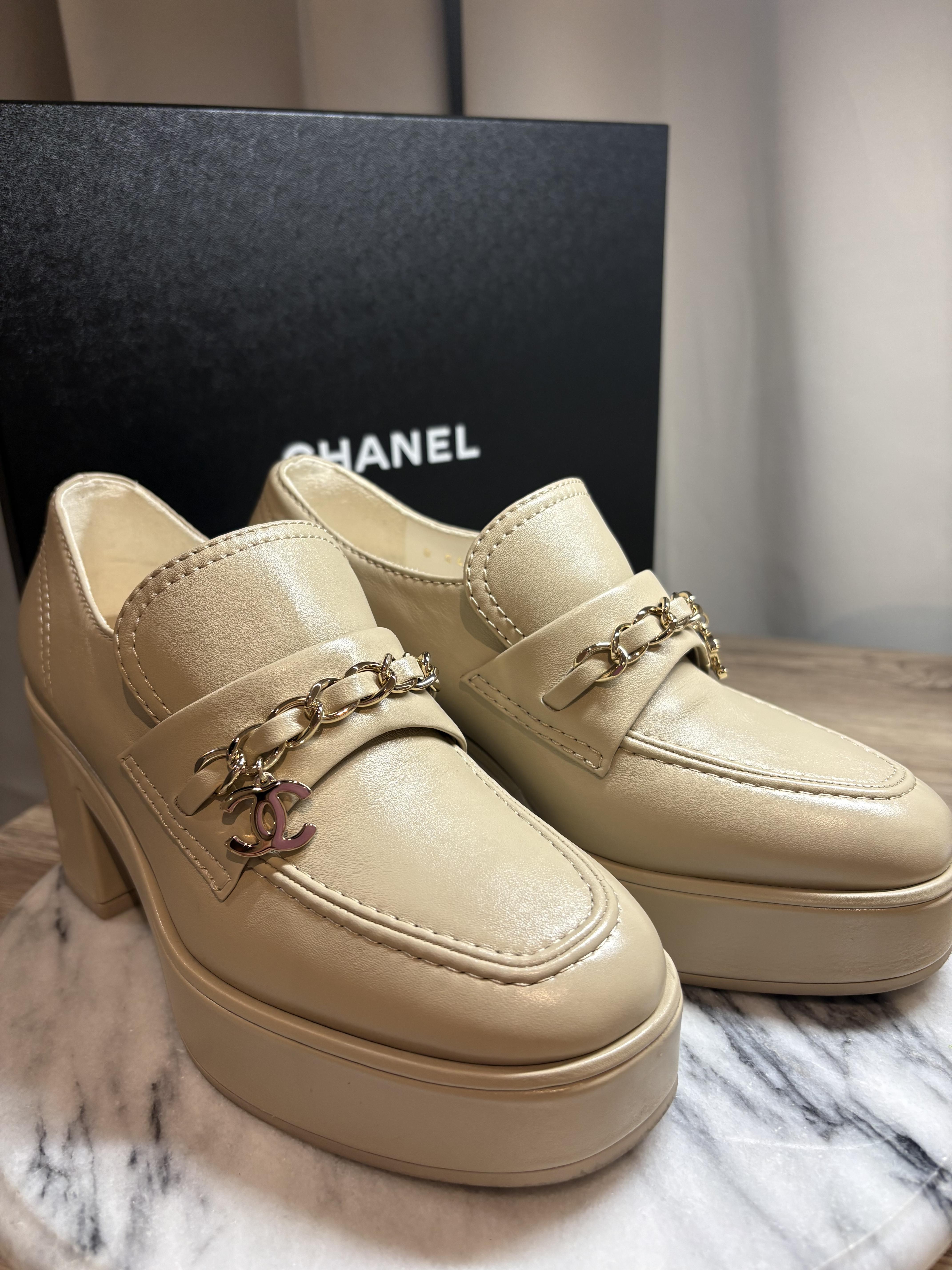 CHANELシャネルベージュチェーンＣＣロゴ厚底ローファーパンプス３６（23)の商品画像