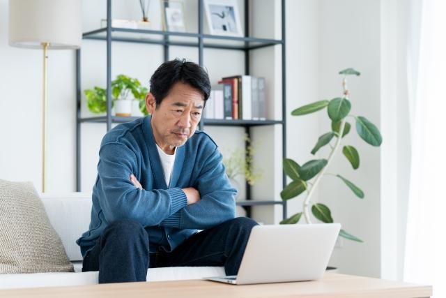 悩んでいる50代男性