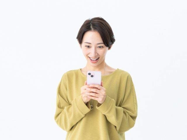 女性がスマホを使用している
