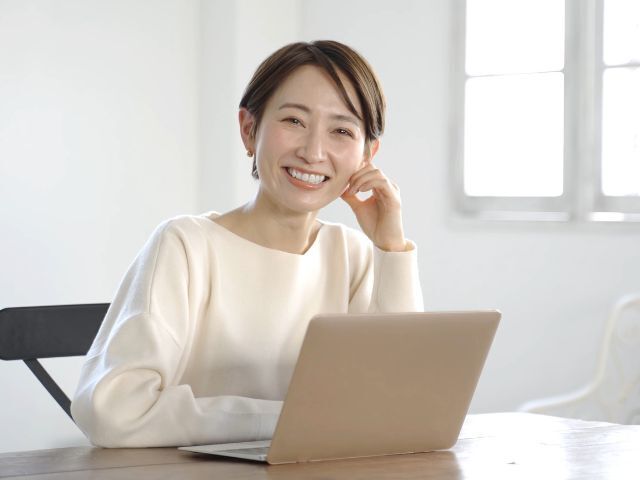 女性がPCを使用している
