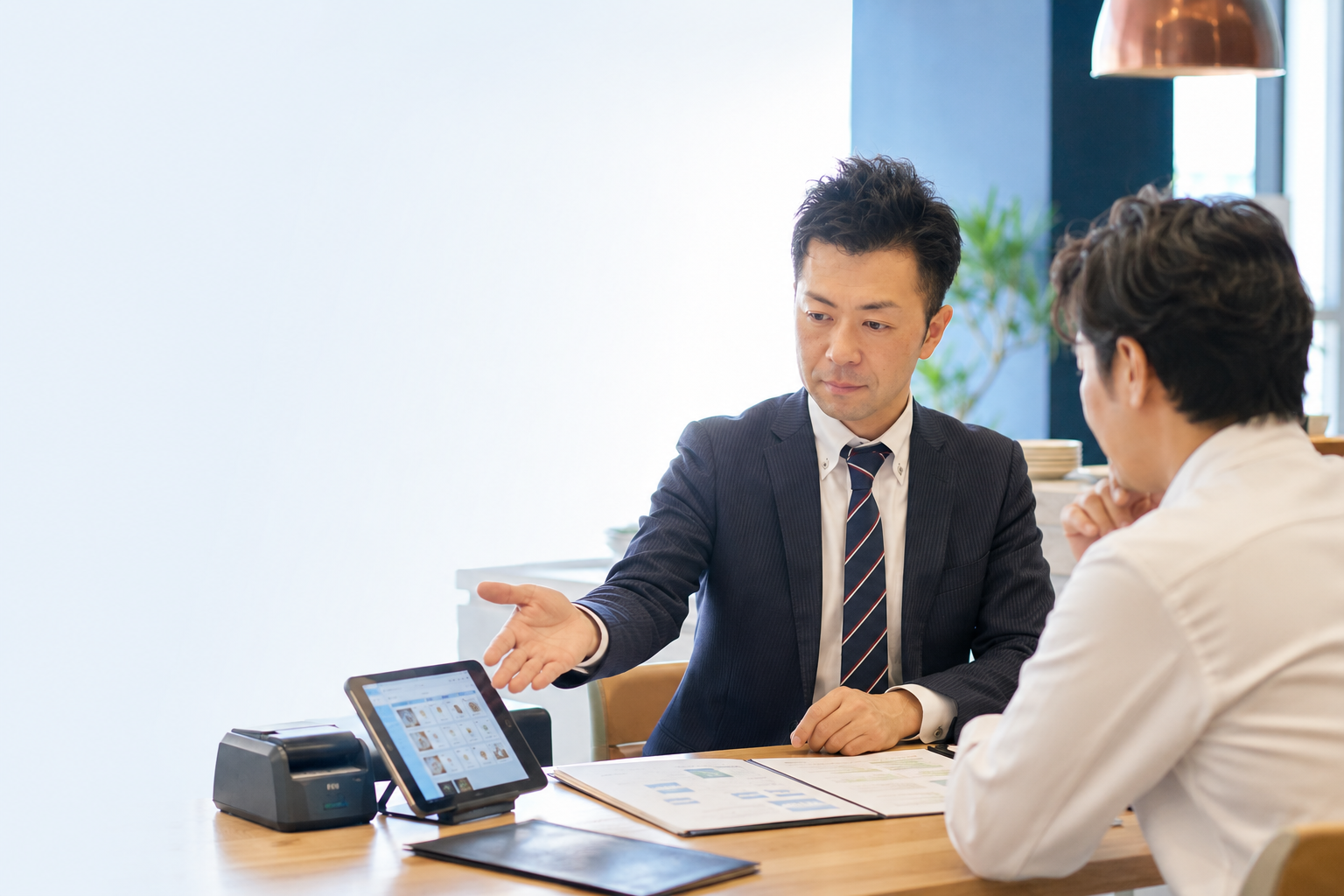 提案する男性
