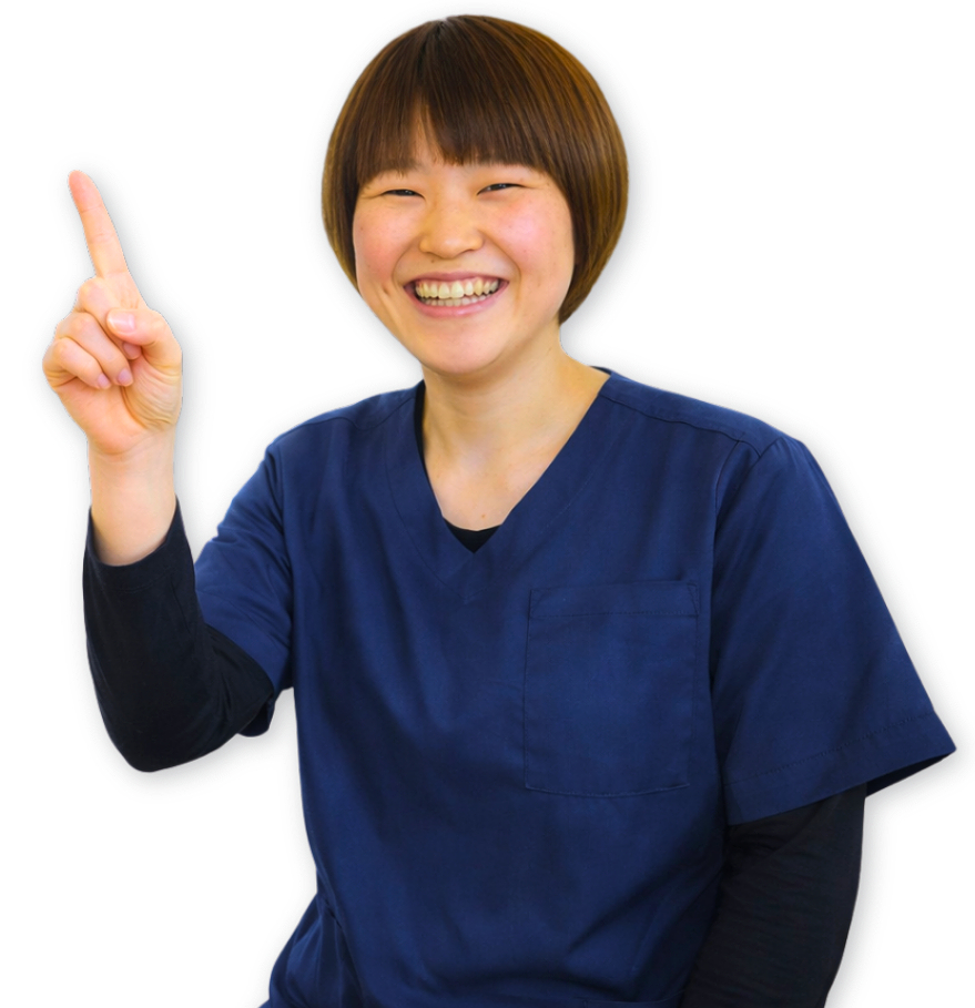 整体師が笑顔で指を立てながら所要時間について説明している様子