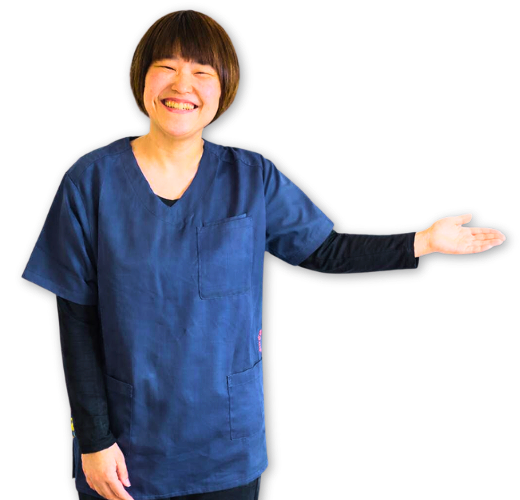 女性整体師が笑顔で案内する様子